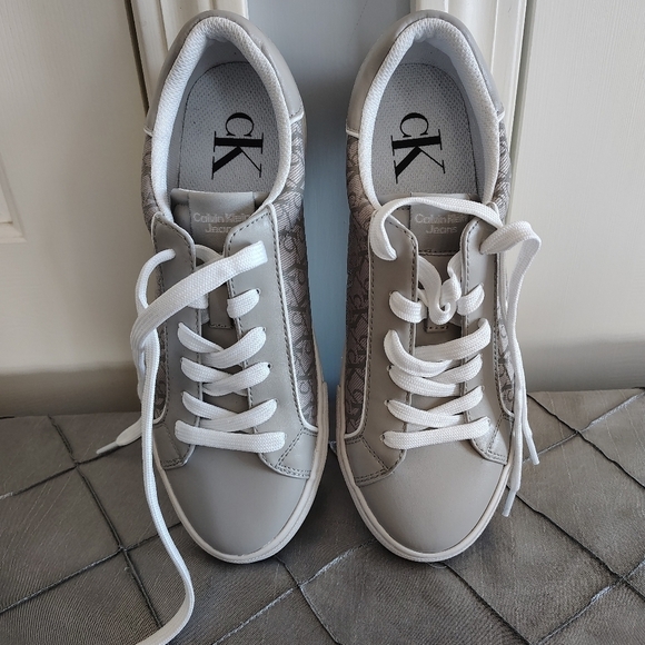 Calvin Klein Charli Grey Logo Low Top Sneakers on 9M - Picture 2 of 9
